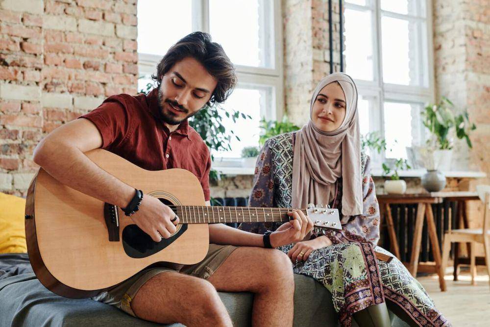 ilustrasi pasangan main gitar (pexels.com/August de Richelieu)