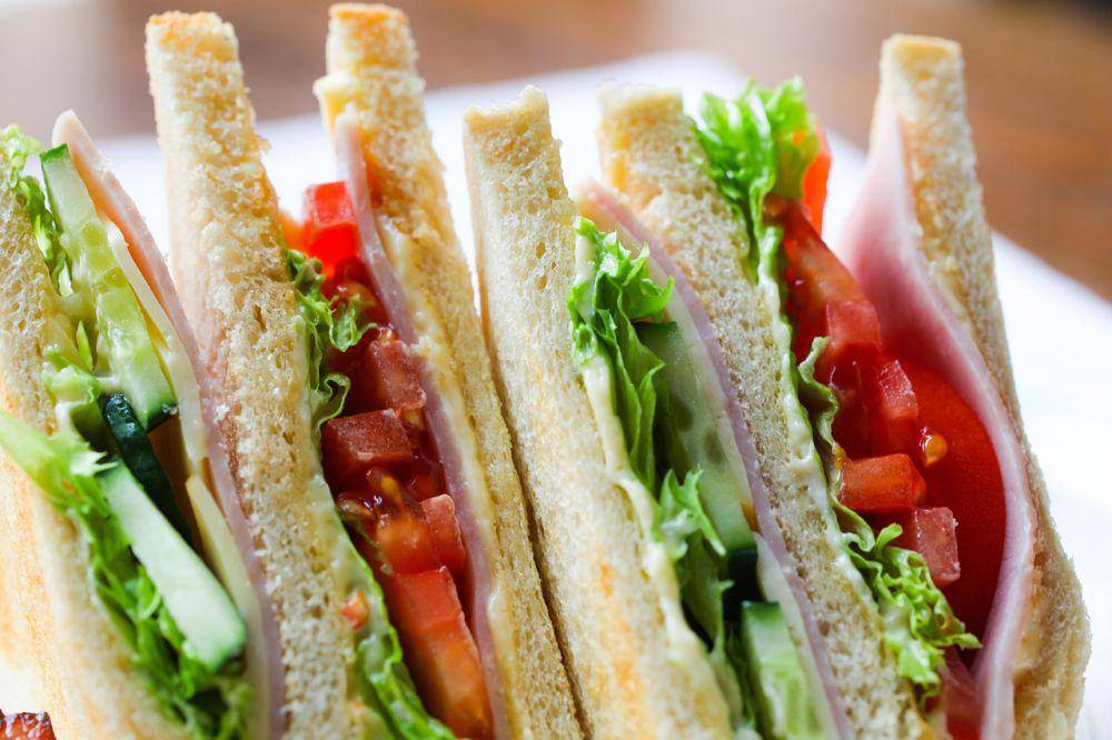 ilustrasi sandwich spicy daging asap (pixabay.com/LuckyLife11)