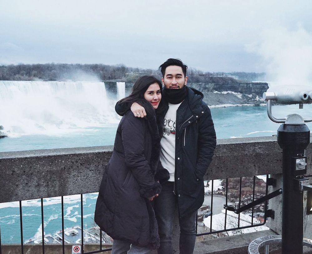 potret Syahnaz Sadiqah dan Jeje Govinda liburan ke Air Terjun Niagara (instagram.com/syahnazs)