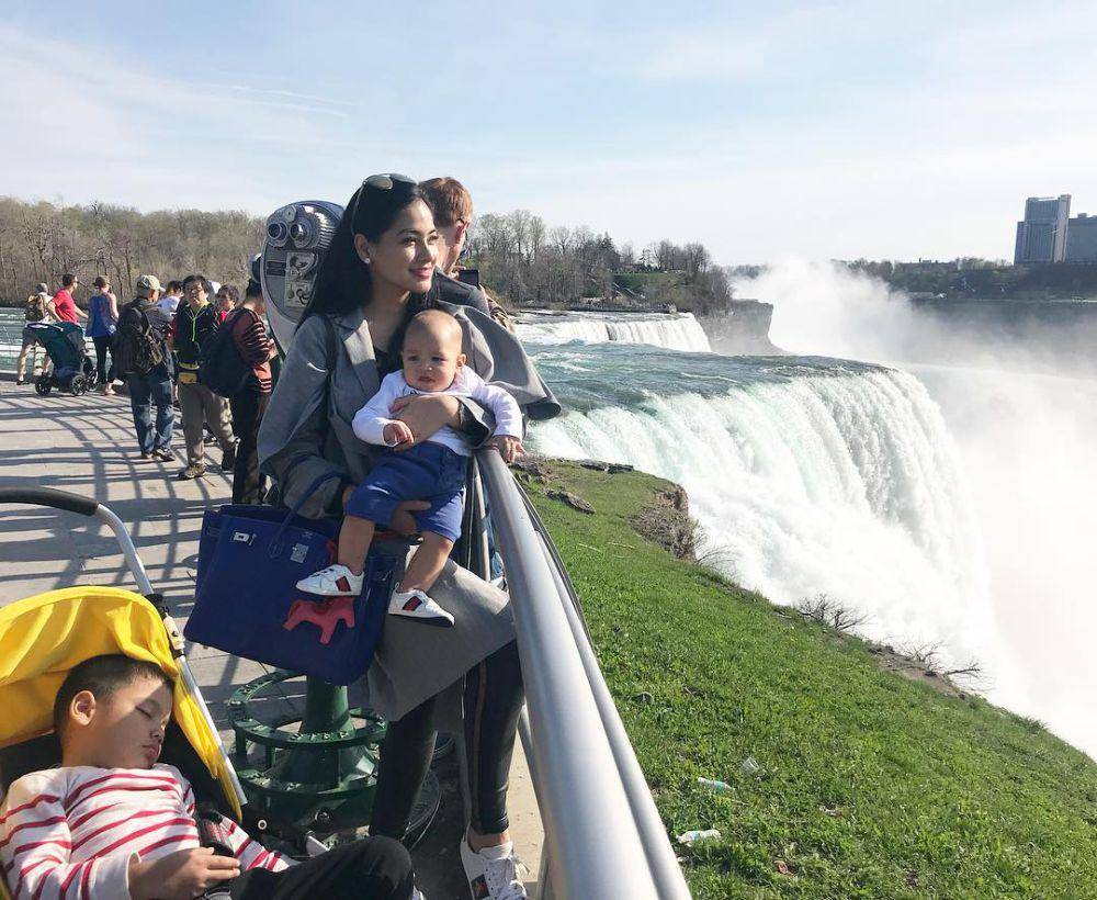 potret Titi Kamal bersama anak liburan ke Air Terjun Niagara (instagram.com/titi_kamall)