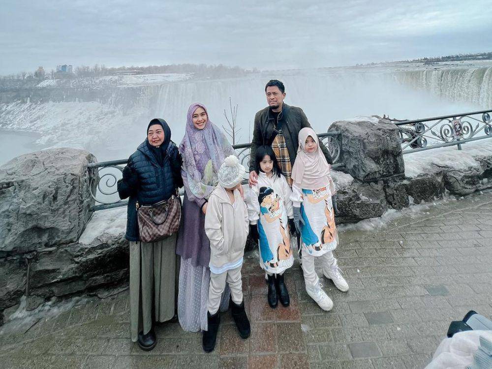 potret keluarga Oki Setiana Dewi liburan ke Air Terjun Niagara (instagram.com/okisetianadewi)