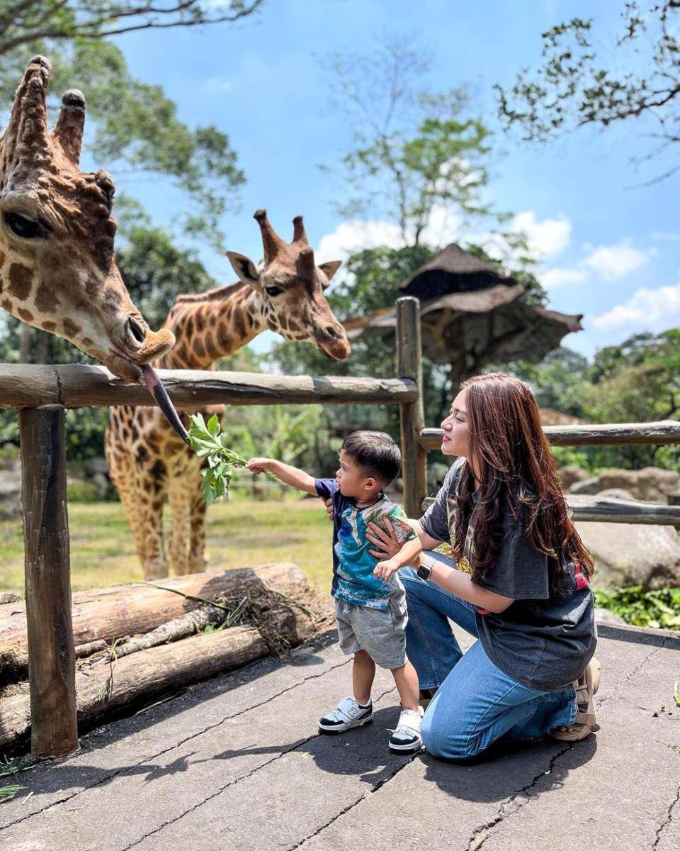 potret Nathalie Holscher dan buah hati liburan di Taman Safari Bogor (instagram.com/nathalieholscher)