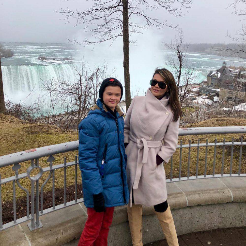 potret Farah Quinn bersama anak liburan ke Air Terjun Niagara (instagram.com/farahquinnofficial)