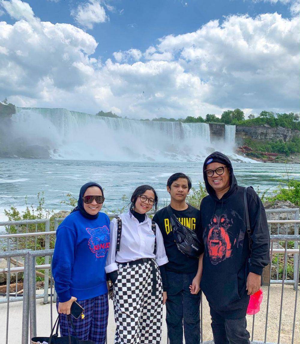 potret keluarga Uya Kuya liburan ke Air Terjun Niagara (instagram.com/astridkuya)