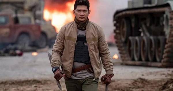 Rahmat memakai senjata khasnya ( Dok. www.instagram.com/iko.uwais/)