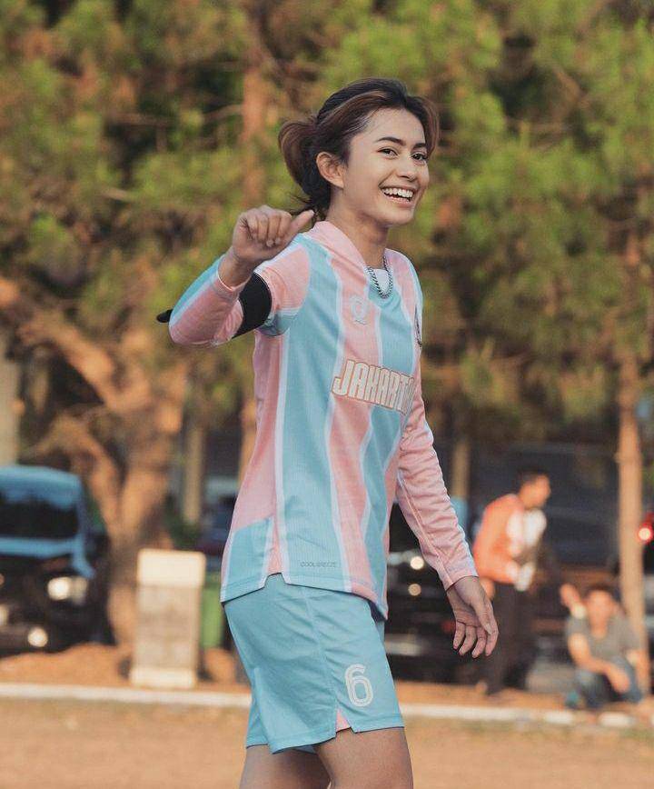 potret Sintya Marisca main bola usai pulih cendera (instagram.com/sintyamarisca)