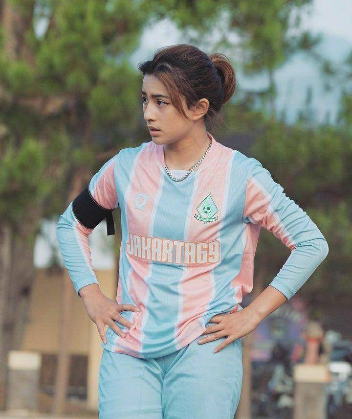 potret Sintya Marisca main bola usai pulih cendera (instagram.com/sintyamarisca)