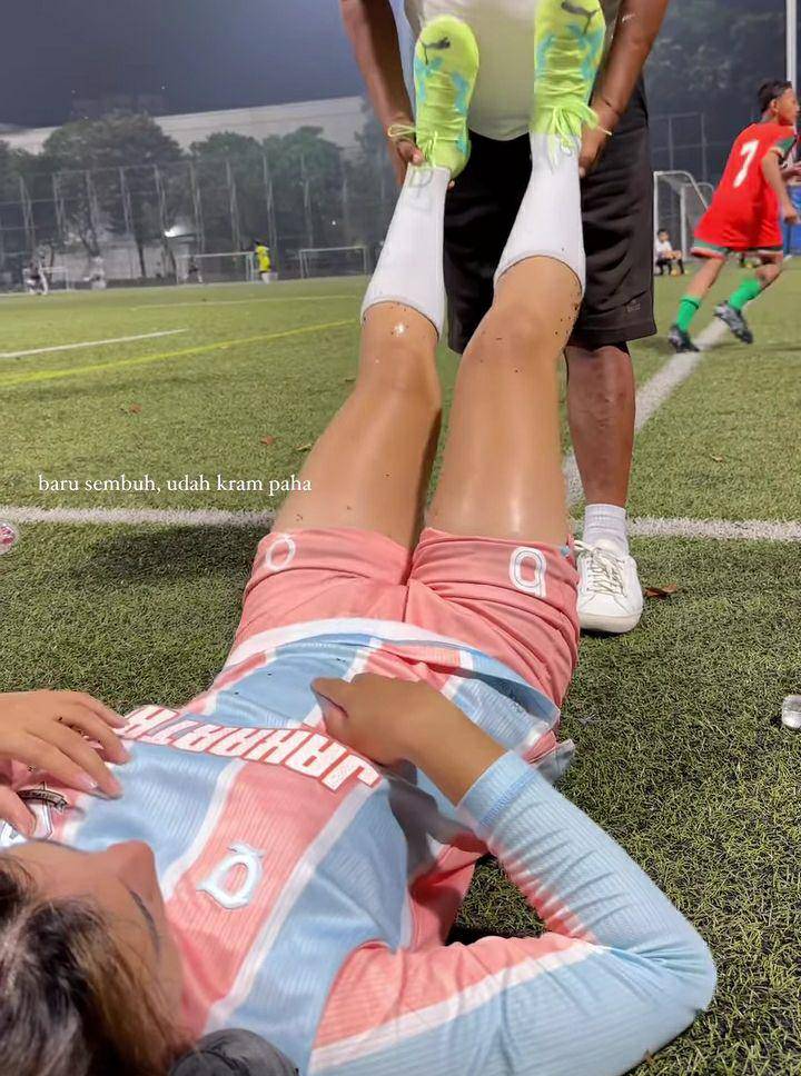 potret Sintya Marisca main bola usai pulih cendera (instagram.com/sintyamarisca)