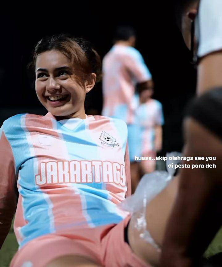potret Sintya Marisca main bola usai pulih cendera (instagram.com/sintyamarisca)