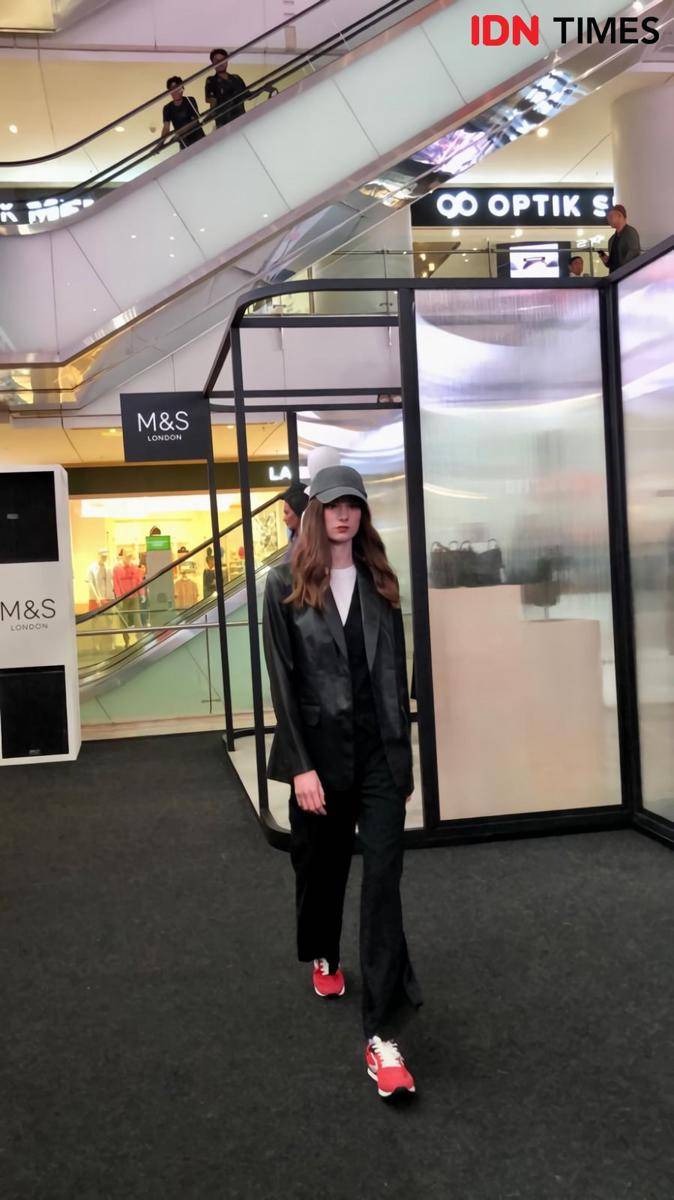 Koleksi autumn Marks & Spencer di peluncuran pop-up store terbarunya di Main Atrium East Mall Grand Indonesia pada Selasa (19/9/2023). (IDN Times/Nisa Zarawaki)