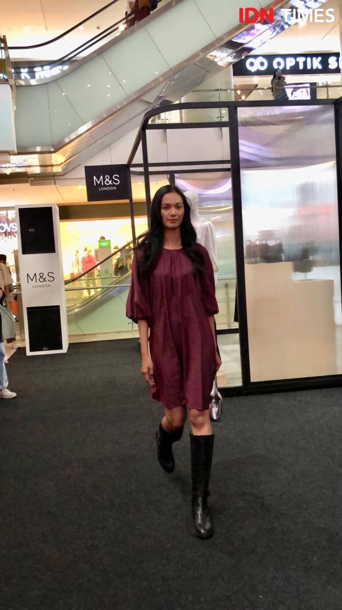 Koleksi autumn Marks & Spencer di peluncuran pop-up store terbarunya di Main Atrium East Mall Grand Indonesia pada Selasa (19/9/2023). (IDN Times/Nisa Zarawaki)