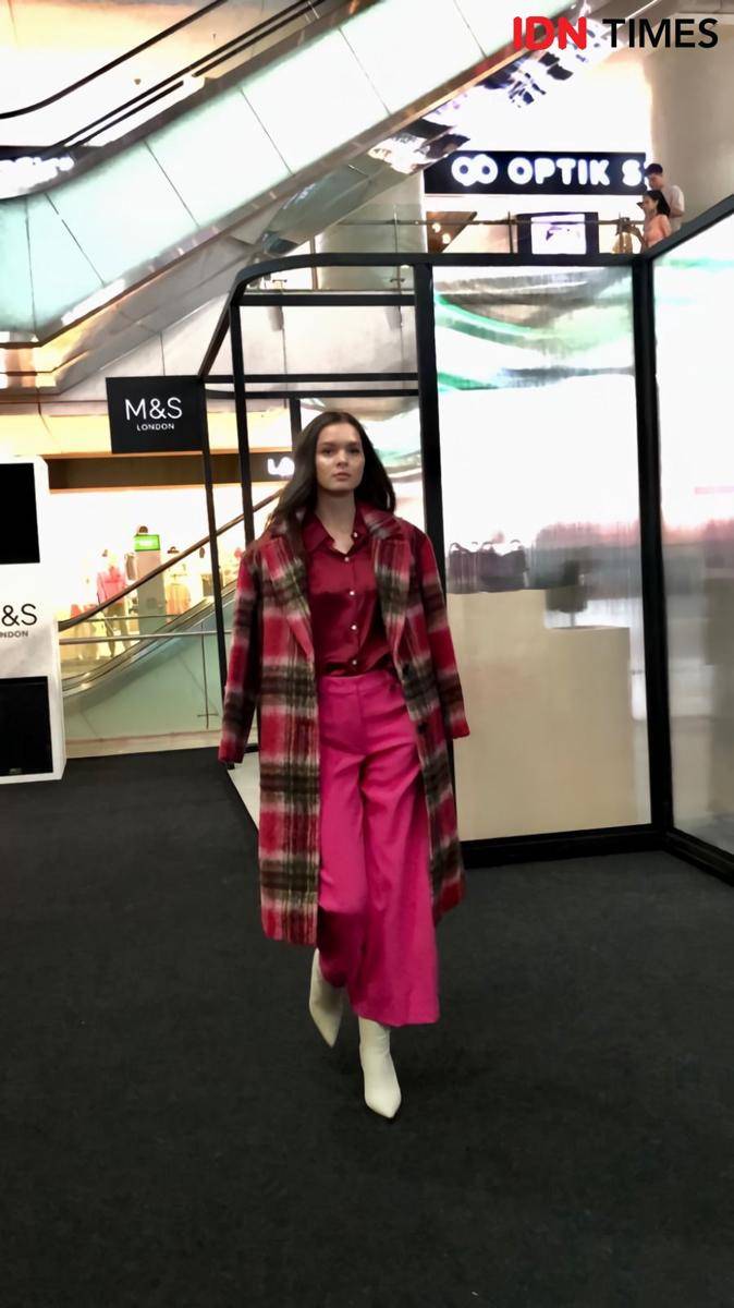 Koleksi autumn Marks & Spencer di peluncuran pop-up store terbarunya di Main Atrium East Mall Grand Indonesia pada Selasa (19/9/2023). (IDN Times/Nisa Zarawaki)