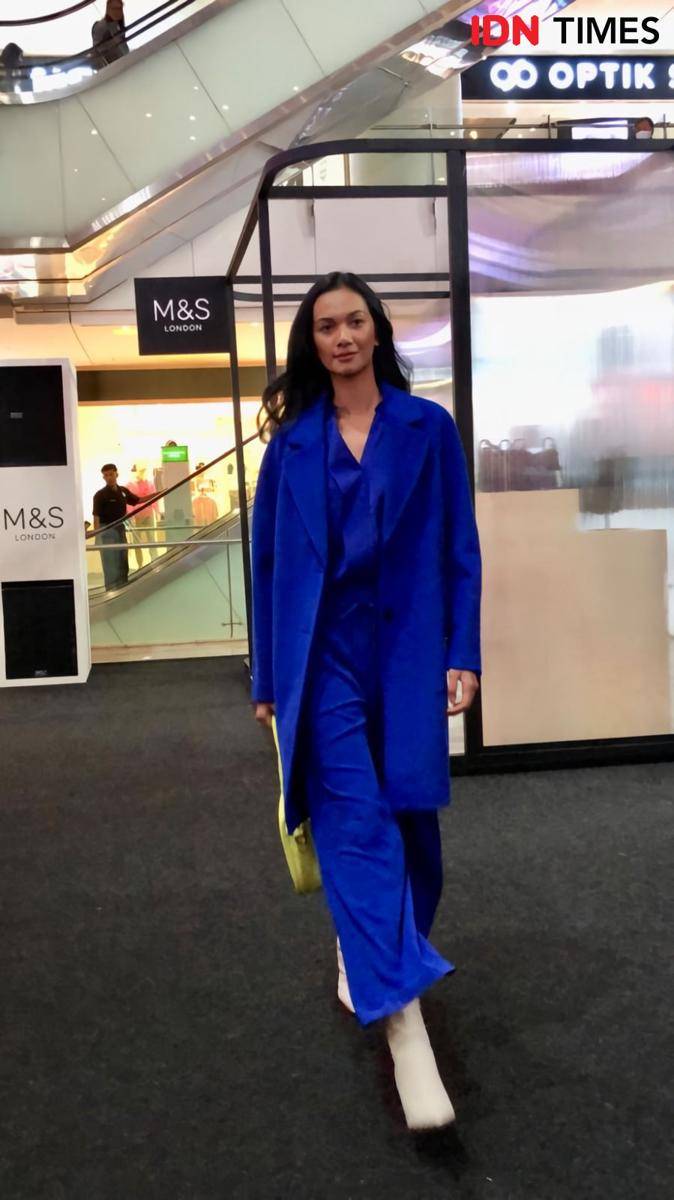 Koleksi autumn Marks & Spencer di peluncuran pop-up store terbarunya di Main Atrium East Mall Grand Indonesia pada Selasa (19/9/2023). (IDN Times/Nisa Zarawaki)