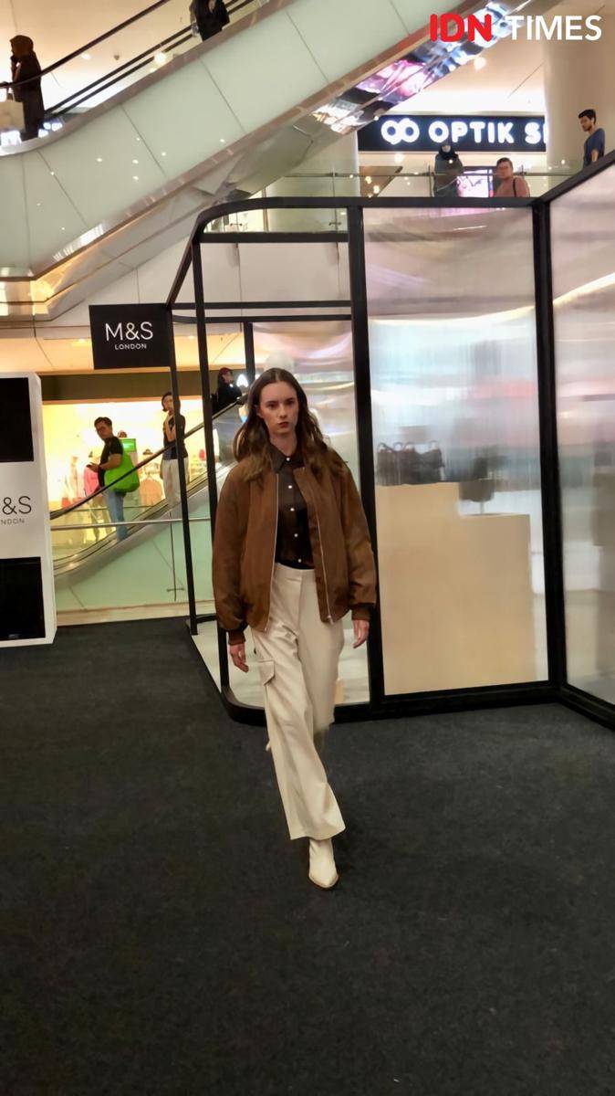 Koleksi autumn Marks & Spencer di peluncuran pop-up store terbarunya di Main Atrium East Mall Grand Indonesia pada Selasa (19/9/2023). (IDN Times/Nisa Zarawaki)