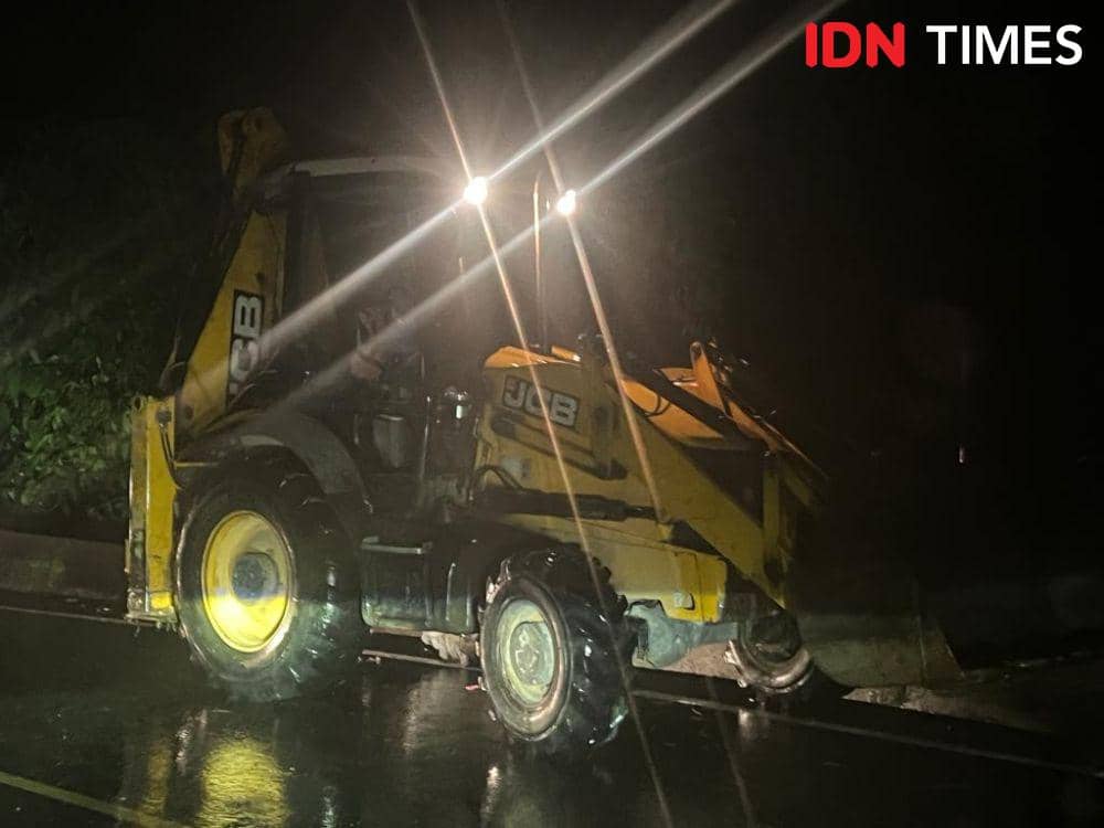 Alat berat dikerahkan untuk membersihkan material longsor di Kecamatan Danau Paris, Kabupaten Aceh Singkil. (Dokumentasi Pusdalops PB BPBA untuk IDN Times)