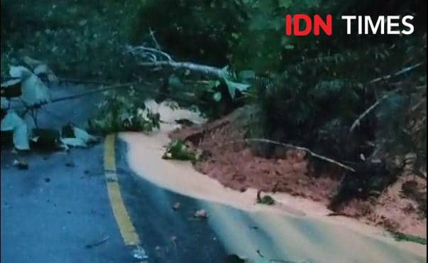 Banjir Landa 3 Kabupaten di Aceh, Jalan Lintas Singkil-Sibolga Longsor