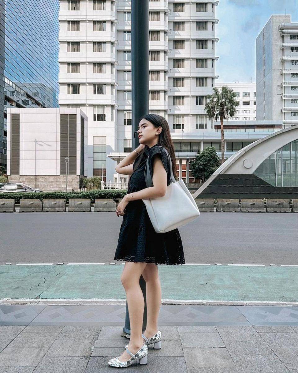 Padu padan shoulder bag ala Audi Marissa (instagram.com/audimarissa)