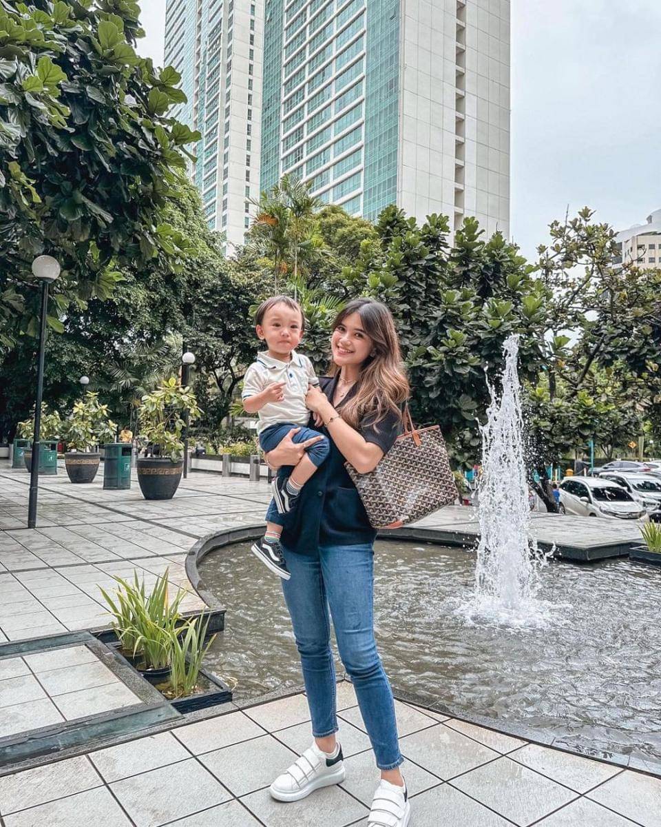 Padu padan shoulder bag ala Audi Marissa (instagram.com/audimarissa)