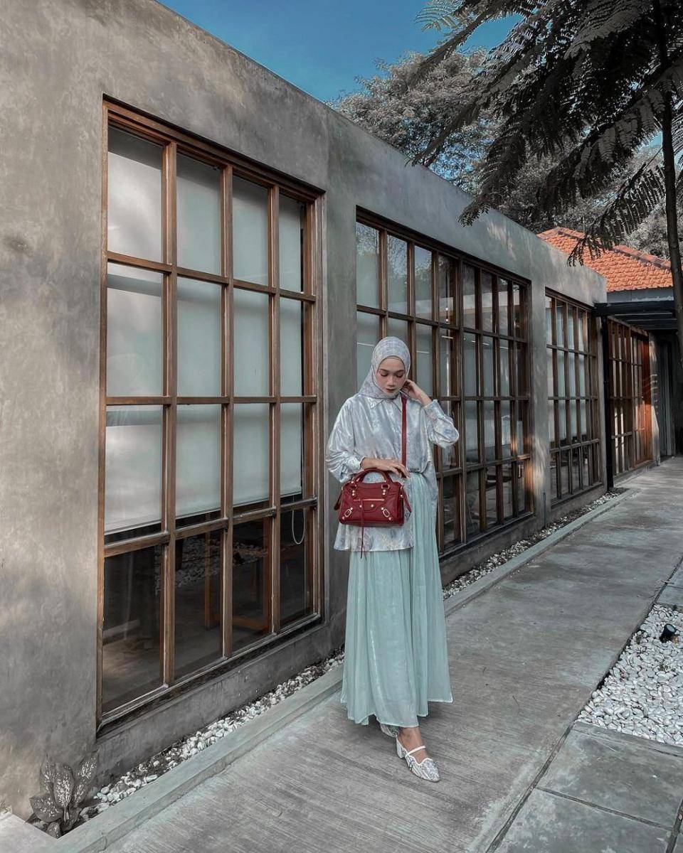 Office look pakai rok ala Uwie Mariska (instagram.com/uwiemariska)