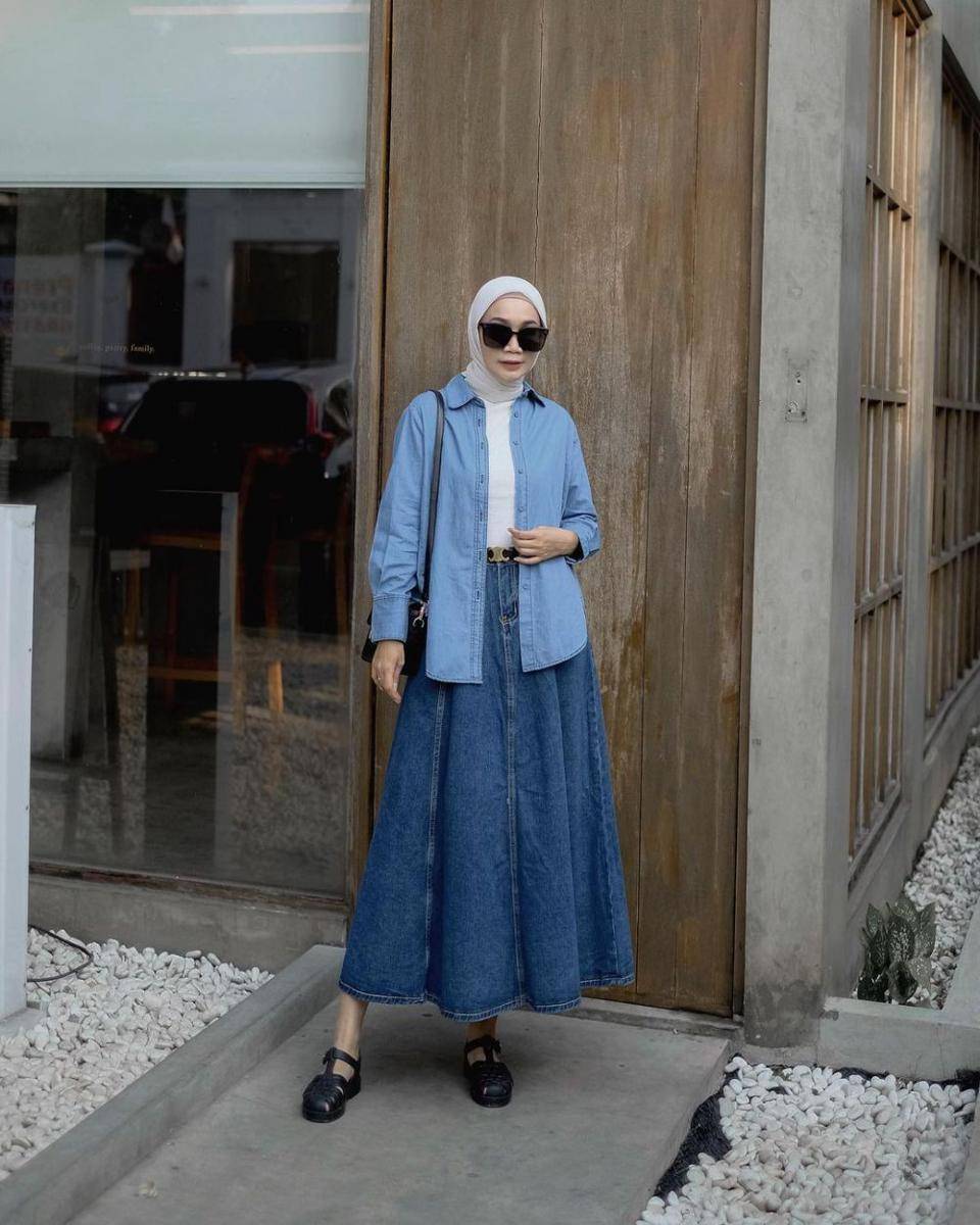 Office look pakai rok ala Uwie Mariska (instagram.com/uwiemariska)