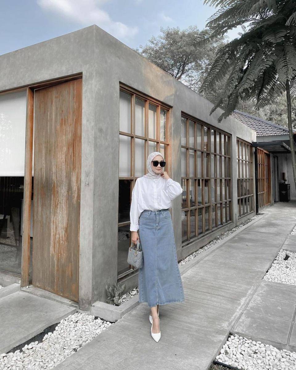 Office look pakai rok ala Uwie Mariska (instagram.com/uwiemariska)