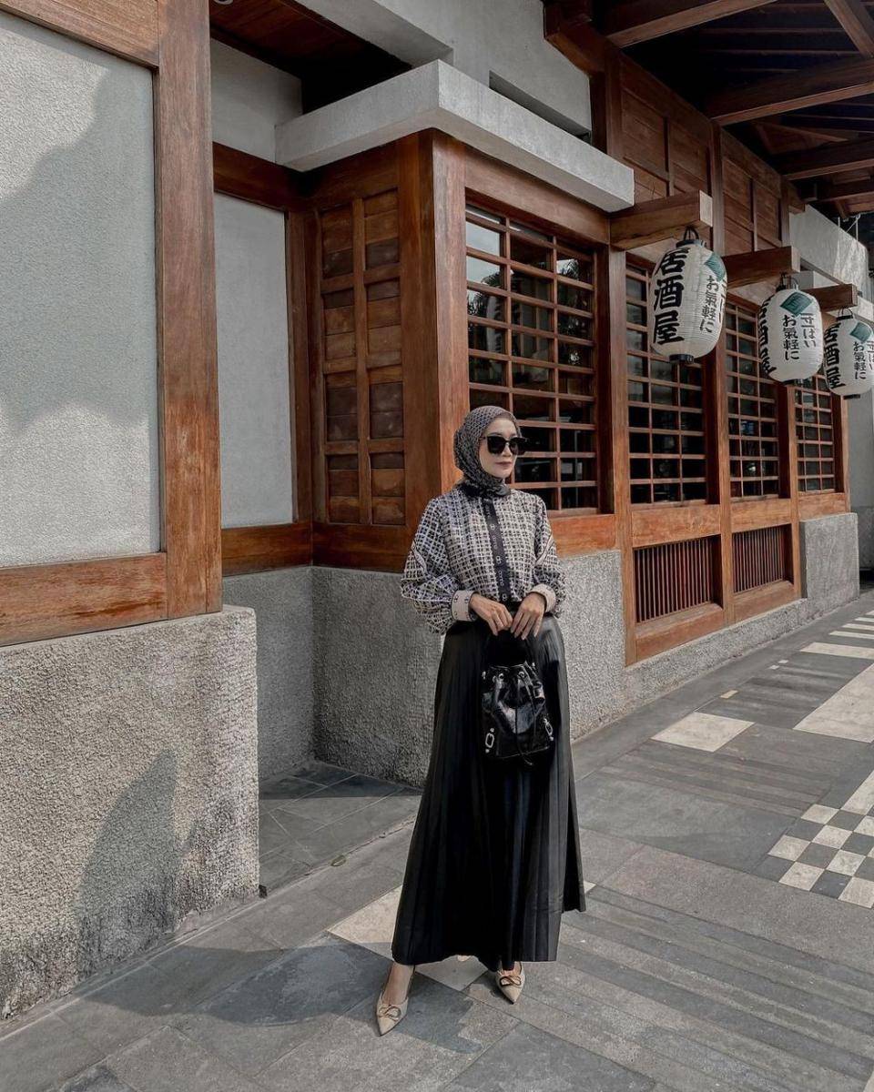 Office look pakai rok ala Uwie Mariska (instagram.com/uwiemariska)