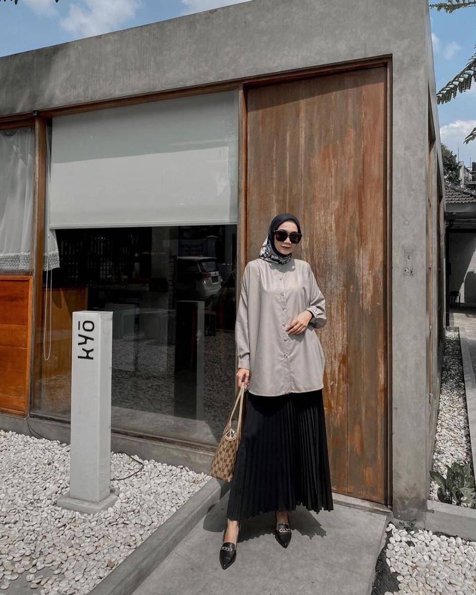 Office look pakai rok ala Uwie Mariska (instagram.com/uwiemariska)