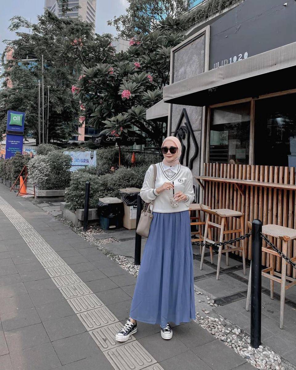 Office look pakai rok ala Uwie Mariska (instagram.com/uwiemariska)