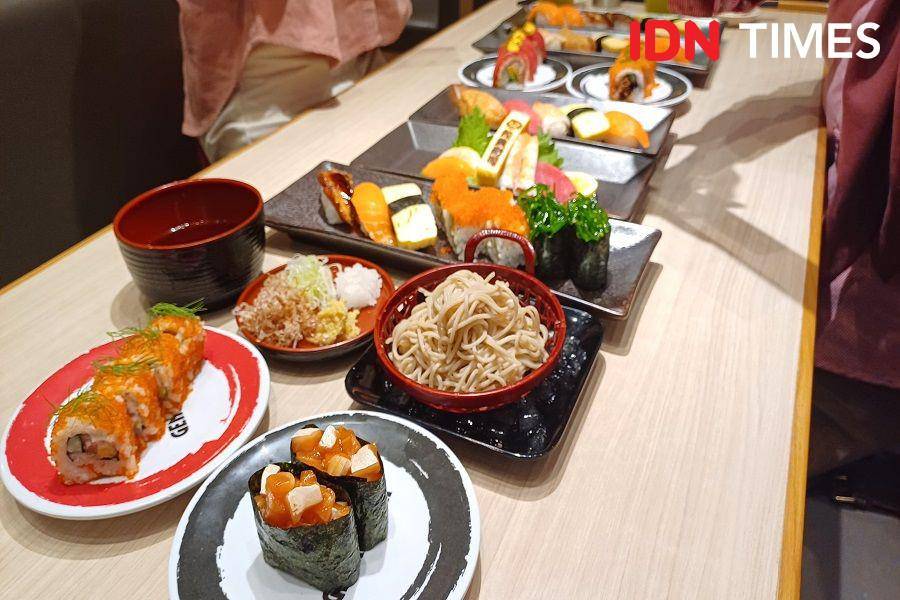 Ilustrasi menu soba dan sushi di Genki Sushi (IDN Times/Dhiya Awlia Azzahra)