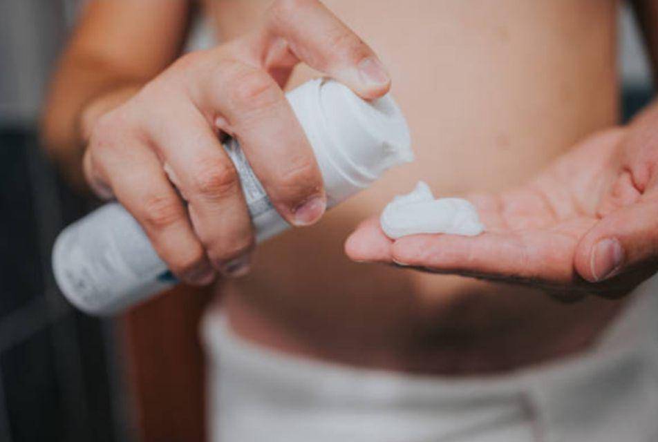 ilustrasi pria yang menggunakan krim penghilang stretch mark (istockphoto.com/zagi89)