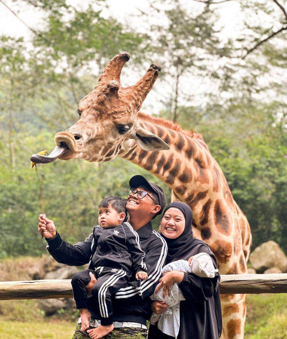 potret Musdalifah Basri dan keluarga liburan di kebun binatang (instagram.com/musdalifahbasri)