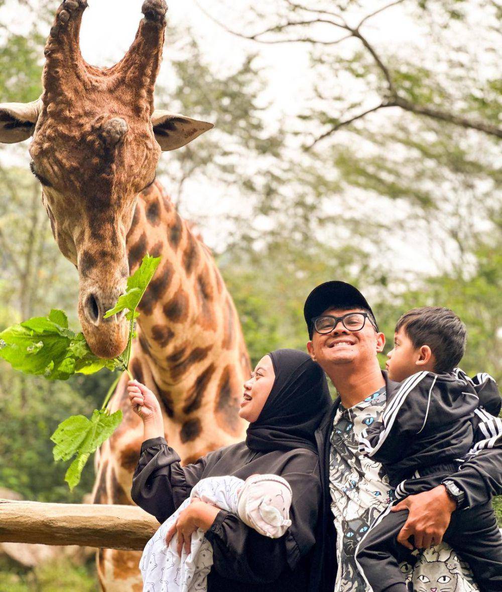 potret Musdalifah Basri dan keluarga liburan di kebun binatang (instagram.com/musdalifahbasri)