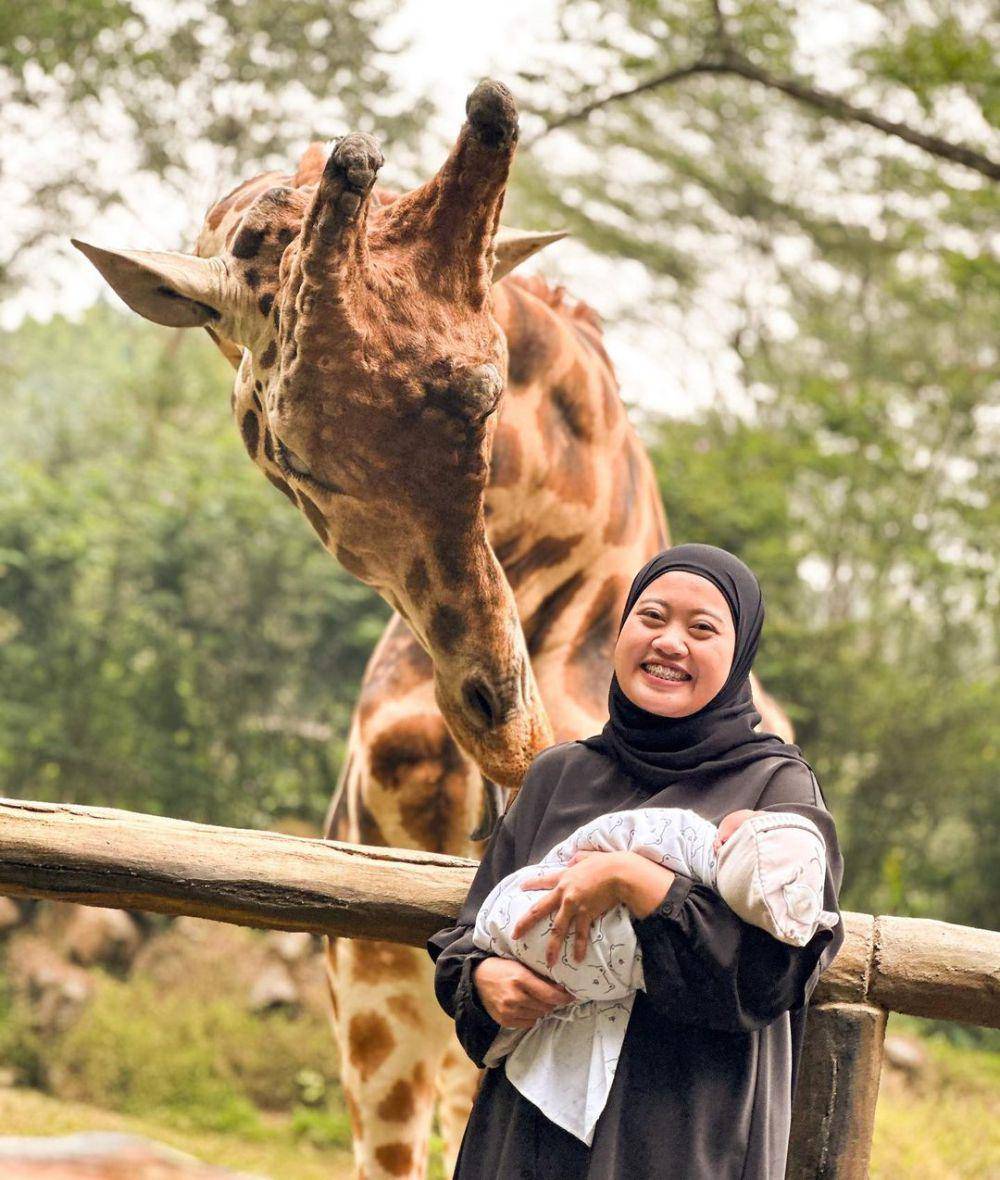 potret Musdalifah Basri dan keluarga liburan di kebun binatang (instagram.com/musdalifahbasri)