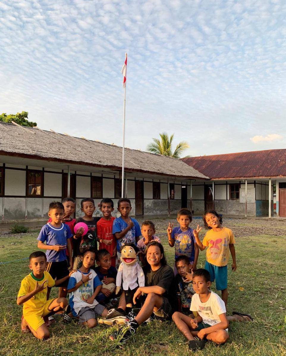 Eklin Amtor de Fretes saat menjalankan aksinya mendongeng perdamaian (instagram.com/kak_eklin)