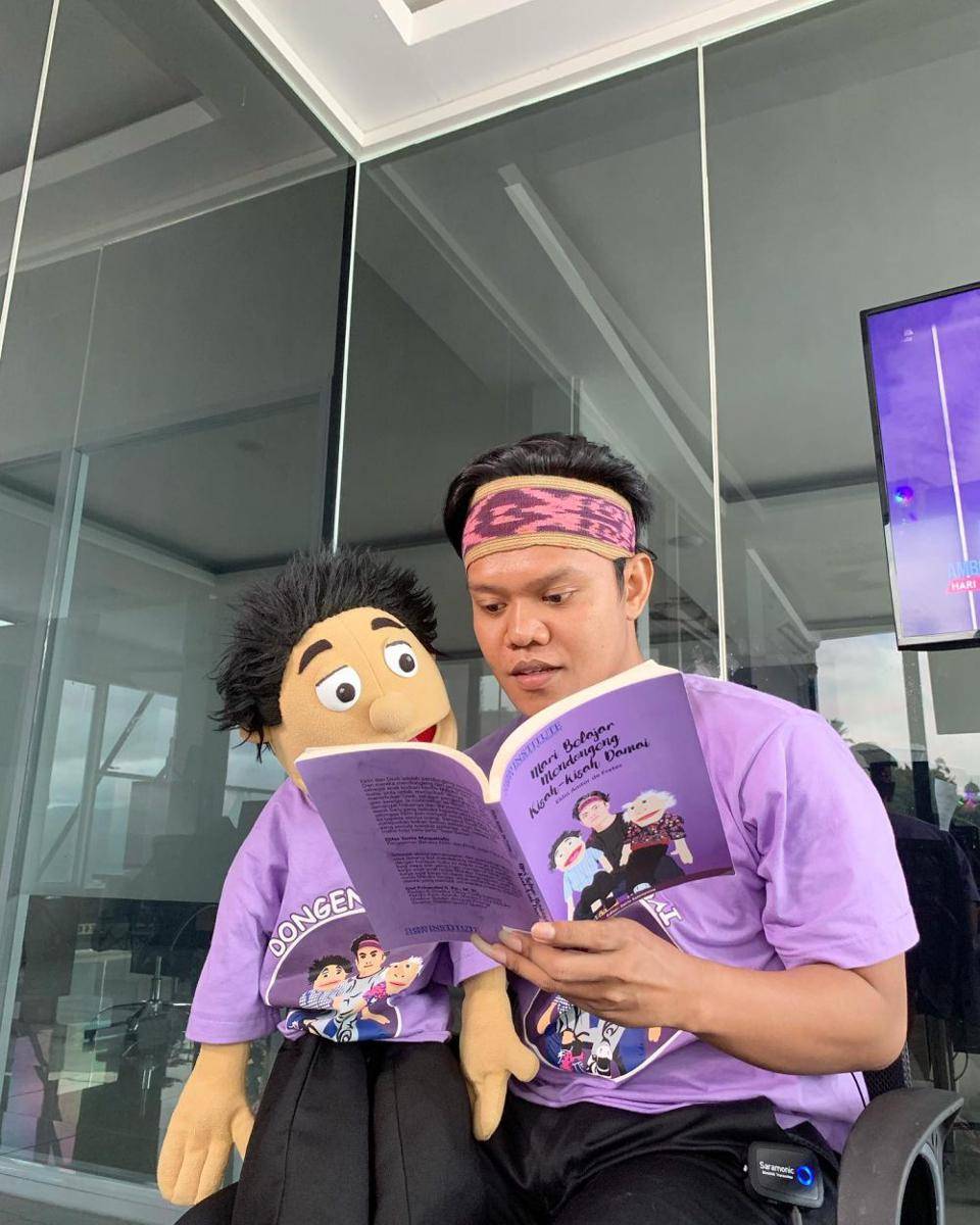 Eklin Amtor de Fretes bersama bonekanya, Dodi (instagram.com/kak_eklin)