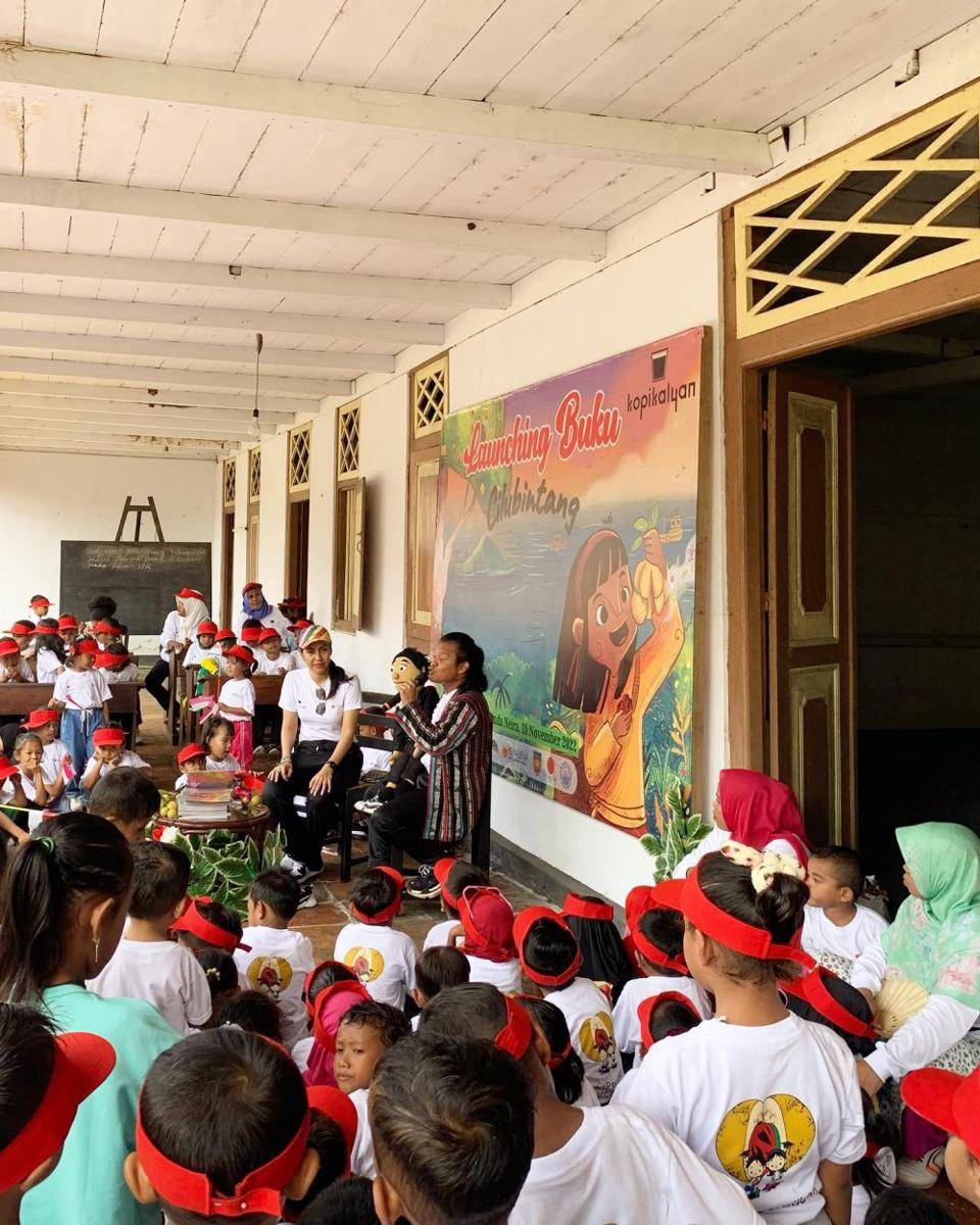 Eklin Amtor de Fretes saat menjalankan aksinya mendongeng perdamaian (instagram.com/kak_eklin)