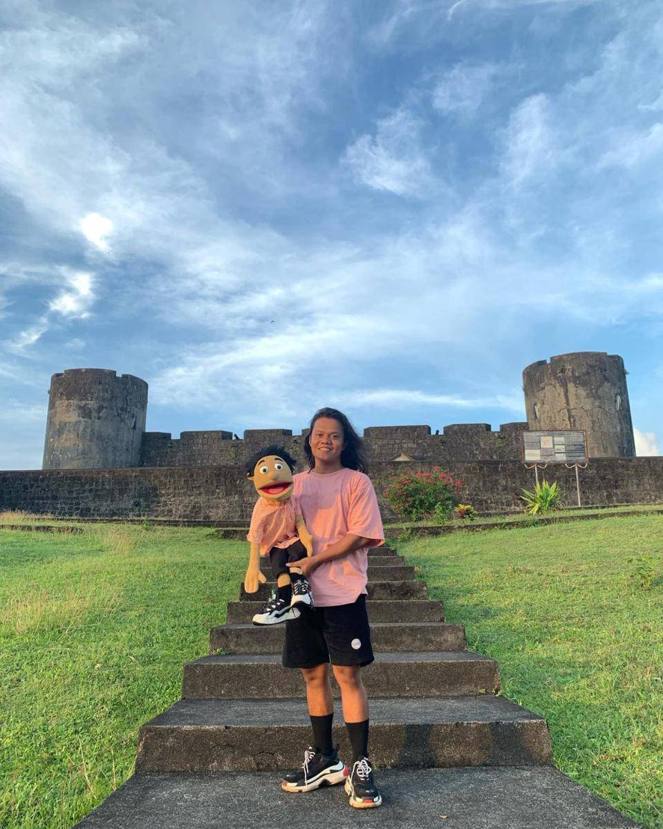 Eklin Amtor de Fretes bersama bonekanya, Dodi (instagram.com/kak_eklin)