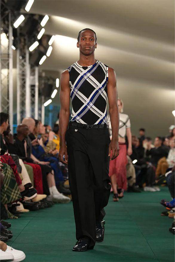 Burberry Summer '24 di LFW 2023 (dok. Burberry)