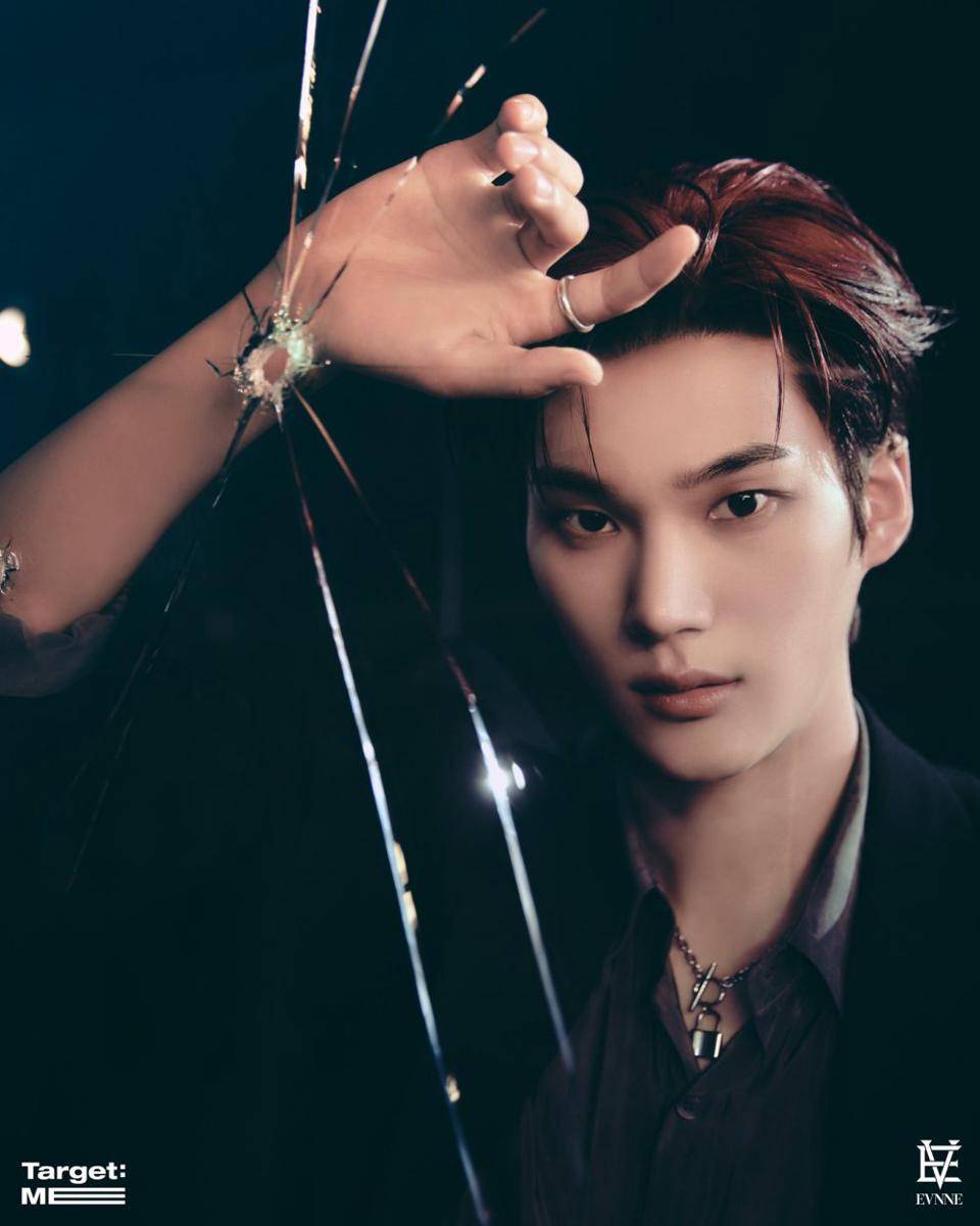 Park Han Bin dalam konsep foto Target: Me (twitter.com/EVNNE_official)