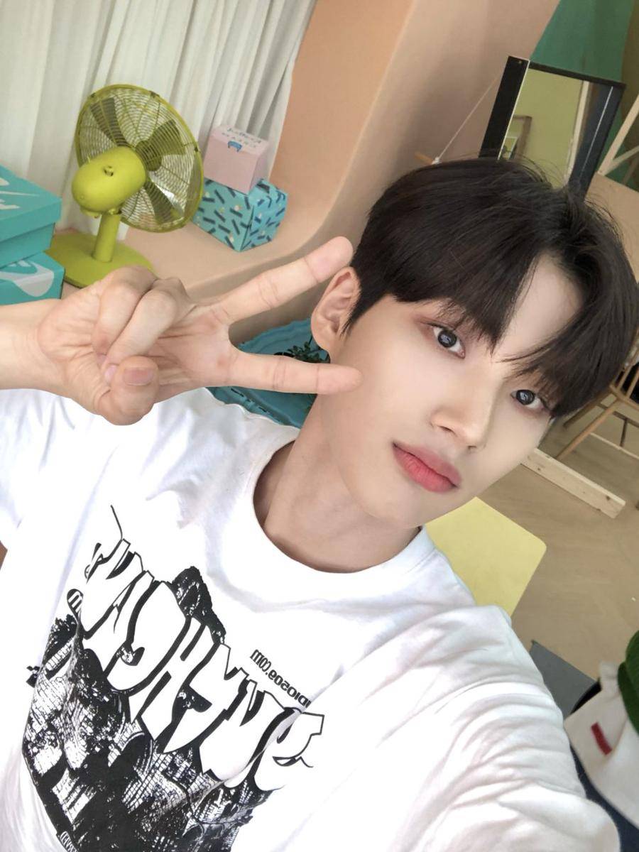 Park Han Bin (twitter.com/wakeone_trainee)