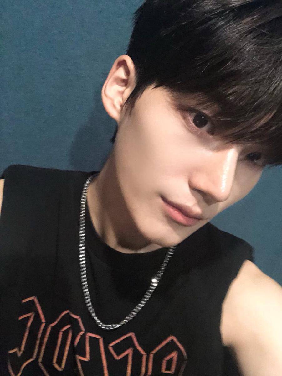 Park Han Bin (twitter.com/wakeone_trainee)