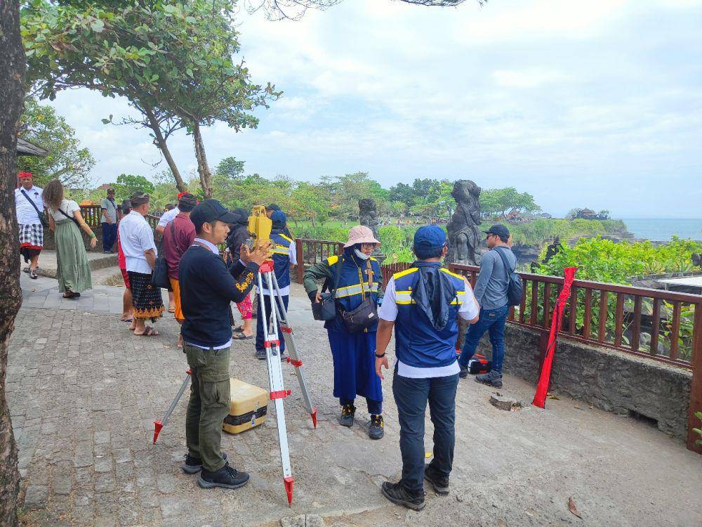 Tim Balai Wilayah Sungai (BWS) Bali-Nusa Penida dan Balai Teknik Pantai Kementerian PUPR saat melakukan peninjuan di Pura Batu Bolong (Dok.IDNTimes/Humas Tanah Lot)
