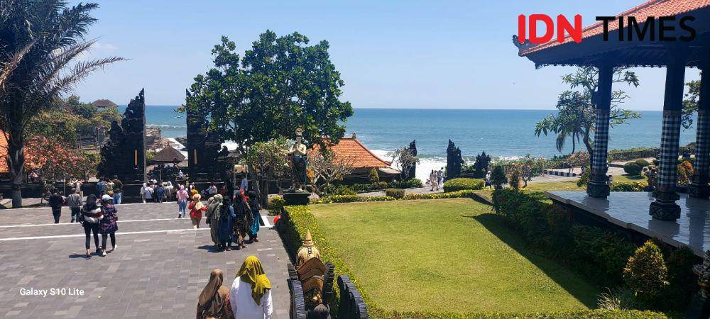 Kunjungan wisatawan di DTW Tanah Lot (IDNTimes/Wira Sanjiwani)
