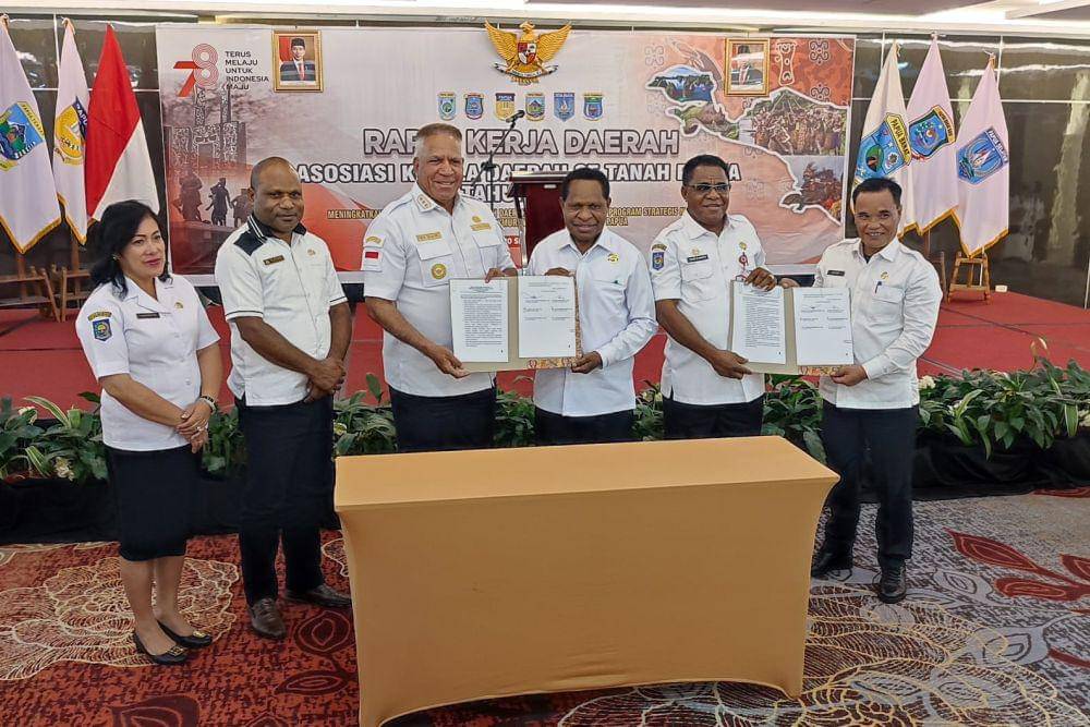 Foto bersama usai penandatangan kesepakatan Asosiasi Gubernur se-Tanah Papua, Kamis (21/9/2023) di Timika, Papua Tengah. (IDN Times/Endy Langobelen)