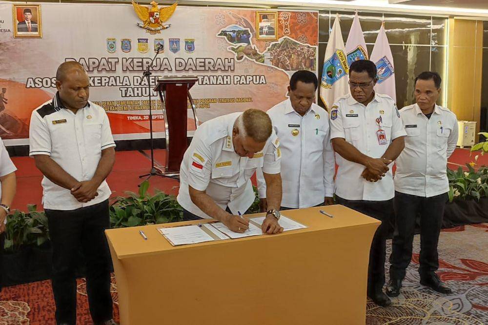 Penandatangan kesepakatan oleh Ketua Asosiasi Gubernur se-Tanah Papua, Pj Gubernur Papua Barat Paulus Waterpauw, Kamis (21/9/2023) di Timika, Papua Tengah. (IDN Times/Endy Langobelen)