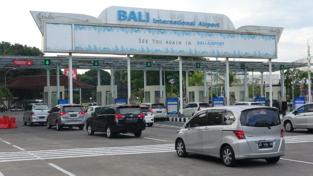 Padat Kendaraan, Arus Lalu Lintas di Kawasan Bandara Ngurah Rai Diubah