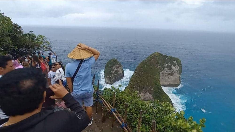 Pantai Kelingking di Desa Bunga Mekar. (IDNTimes/Wayan Antara)