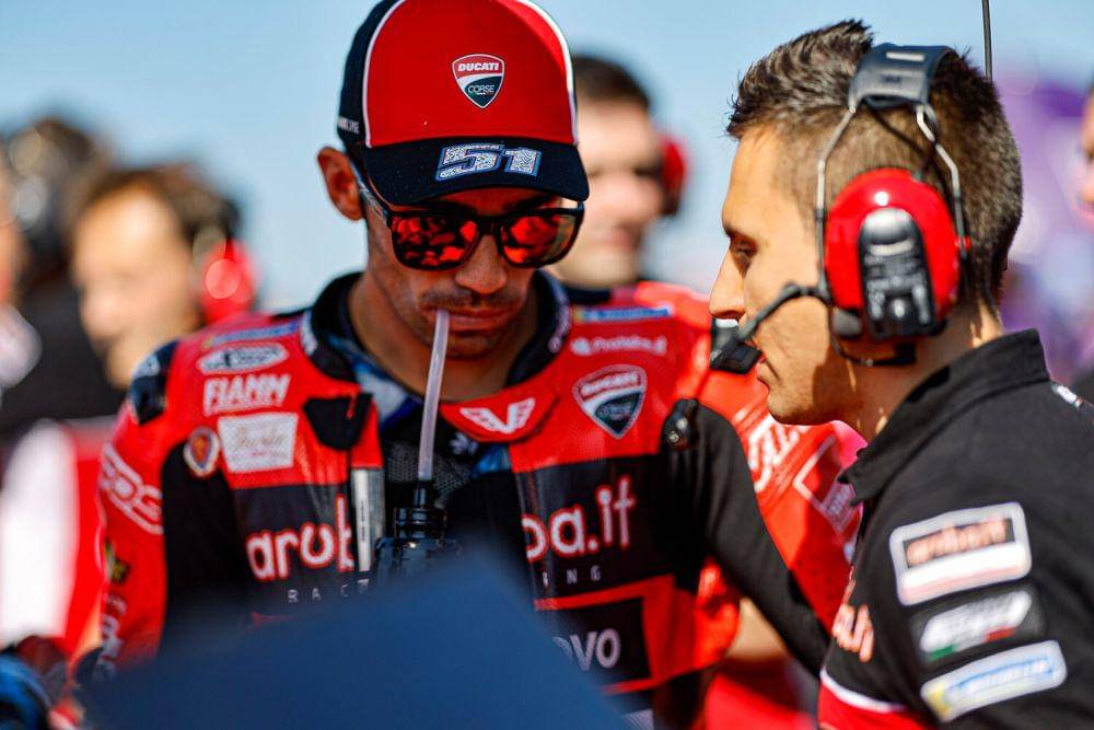 Michele Pirro memakai topi jelang sprint race GP San Marino 2023. (ducati.com)
