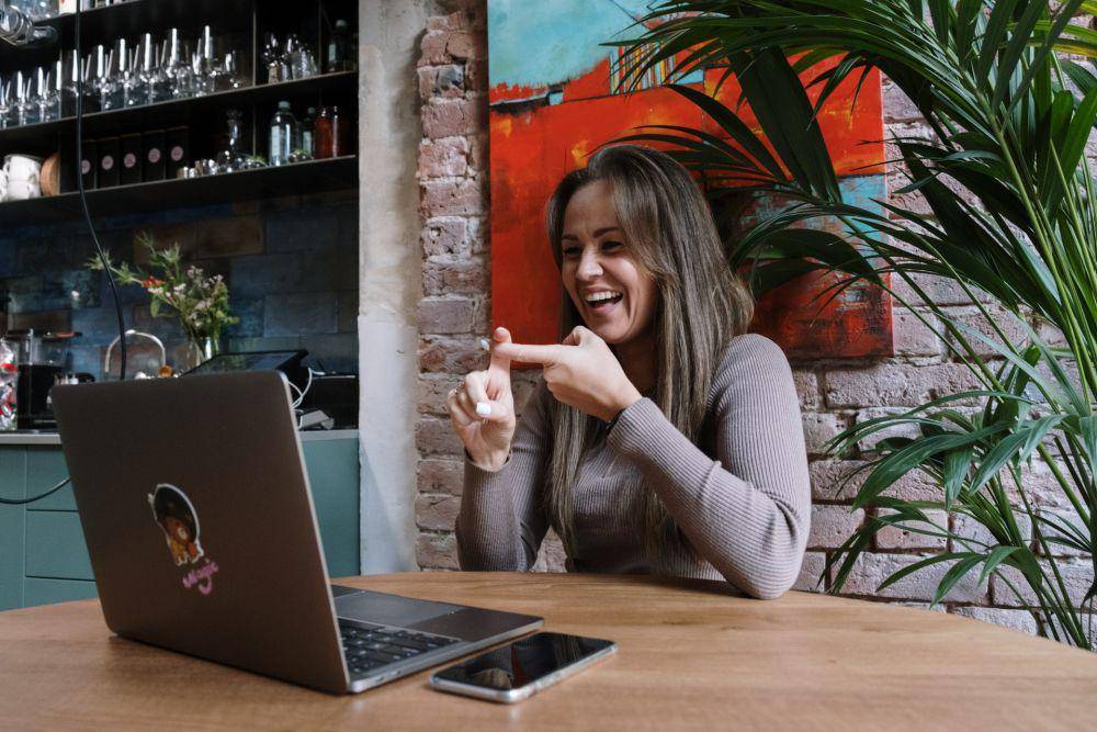 ilustrasi seorang wanita di depan laptop (pexels.com/cottonbro studio)