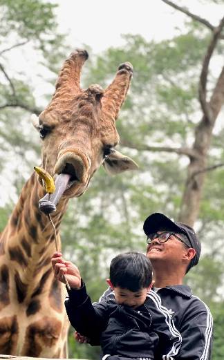 potret Musdalifah Basri dan keluarga liburan di kebun binatang (instagram.com/dianiyoy)